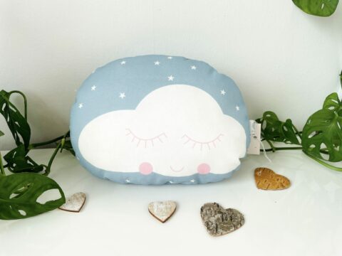 Mini Kissen Wolke blau von Ava & Yves jetzt im Green Bambino Onlineshop kaufen. Mit tollem Wolkenmotiv für süße Kinderträume.