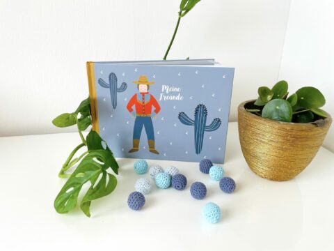 Kindergarten Freundebuch von Ava & Yves erhältlich bei Green Bambino. Kindergarten Buch in blau mit einem Cowboy als Motiv.