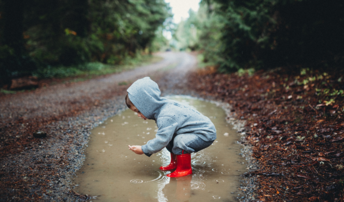 Kinderbeschäftigung bei Regen - in die Pfütze springen