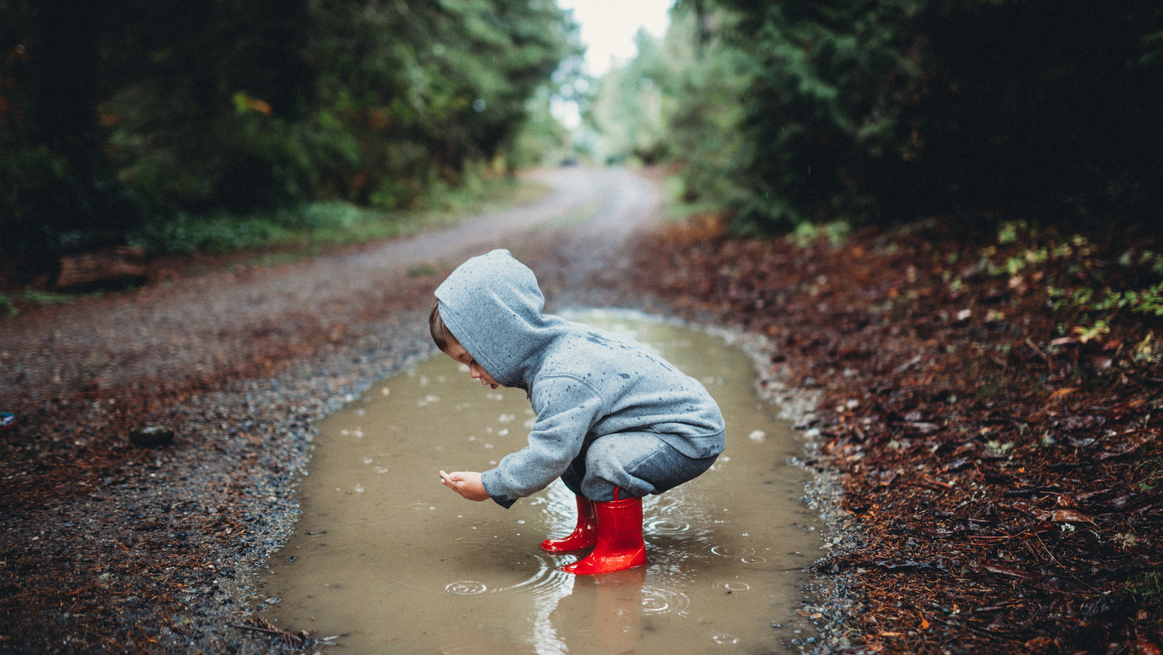 Kinderbeschäftigung bei Regen - in die Pfütze springen