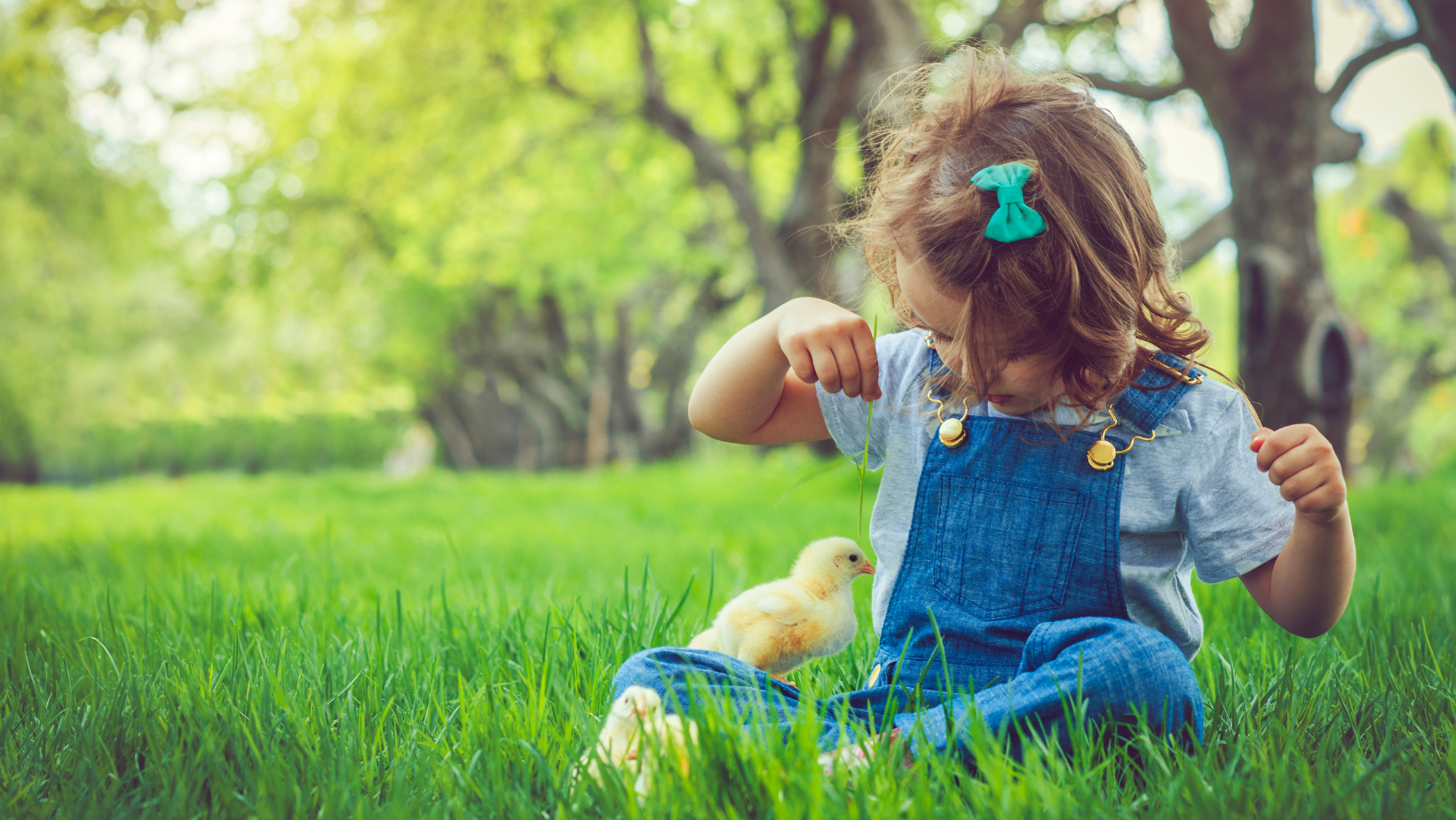 Ostern mit Kindern Aktivitäten - Kind im Gras